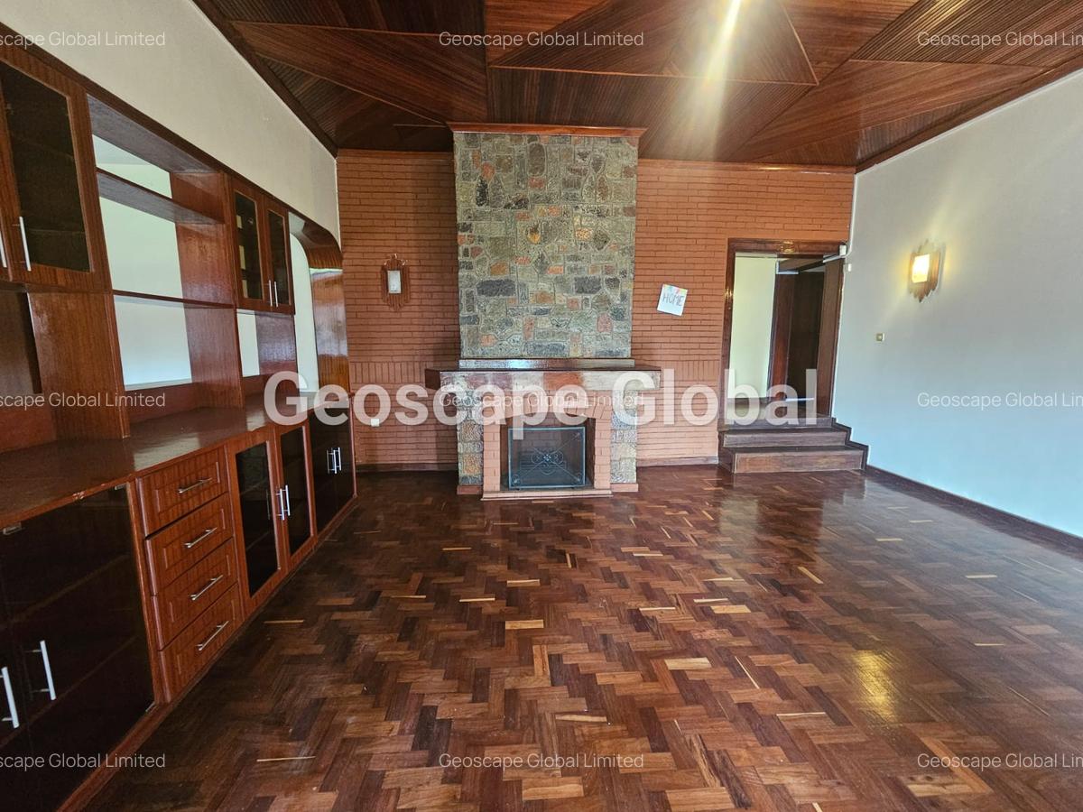 4 Bed House with En Suite in Rosslyn - 2