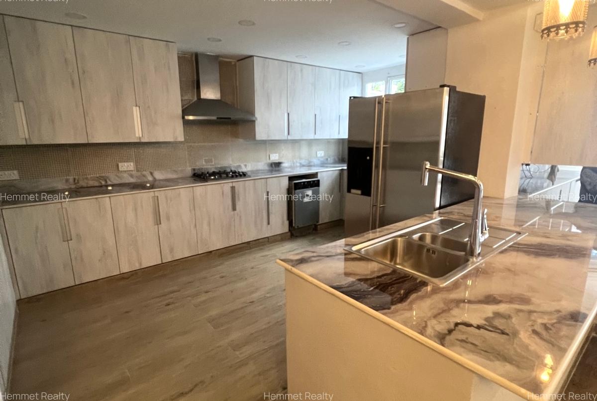 5 Bed House with En Suite in Runda - 3