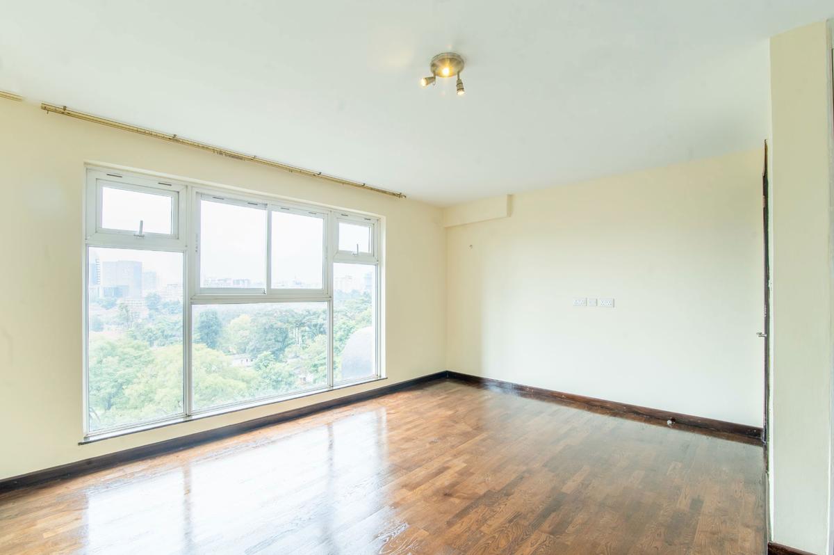 3 Bed Apartment with En Suite at Riverside Drive - 10