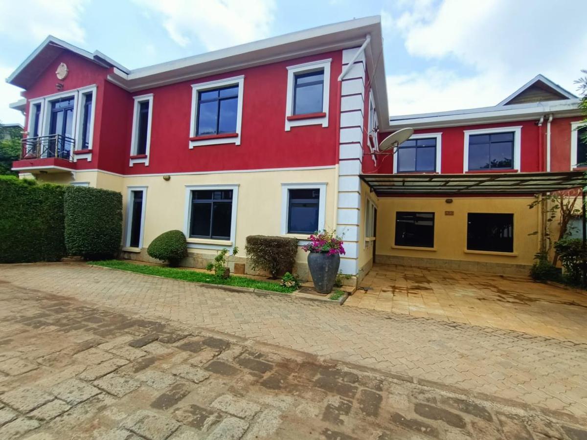 5 Bed House with En Suite in Lavington - 1