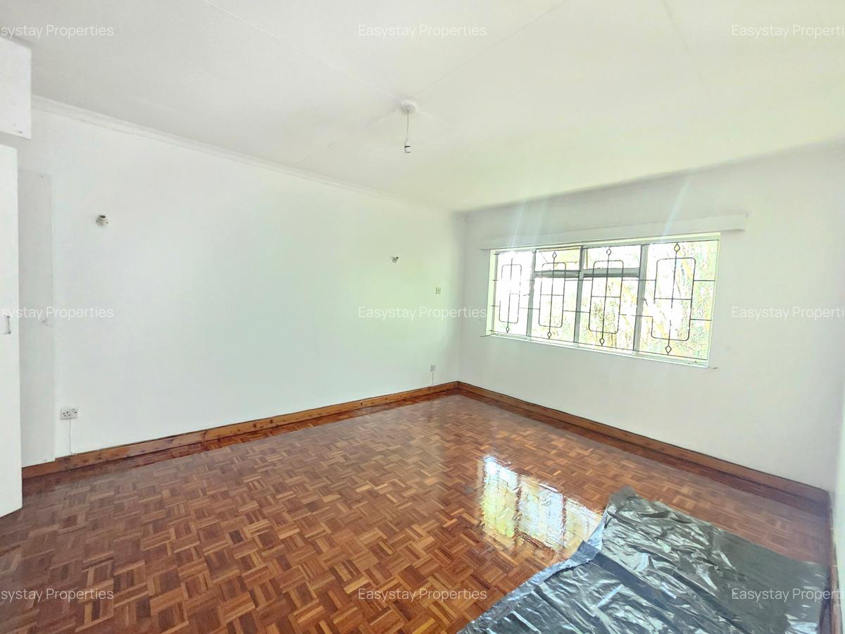 4 Bed House with En Suite in Rosslyn - 8