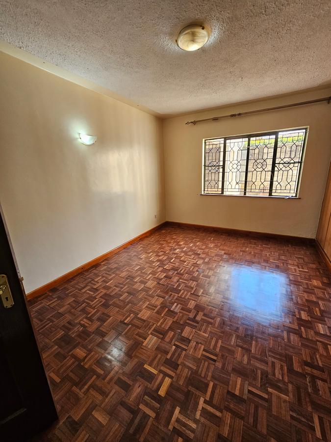 5 Bed Townhouse with En Suite at Lavington - 4