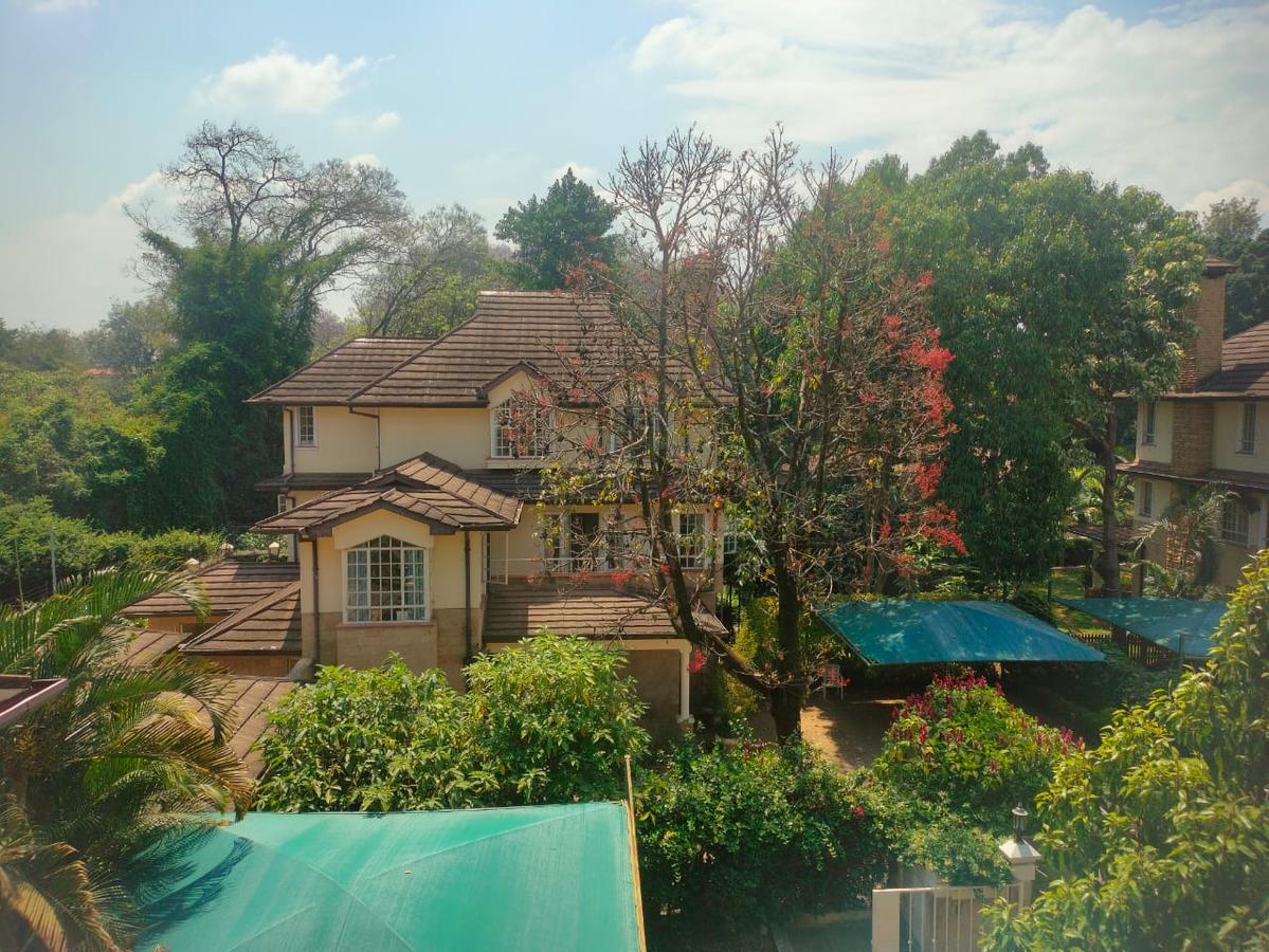 5 Bed Townhouse with En Suite at Lavington - 1