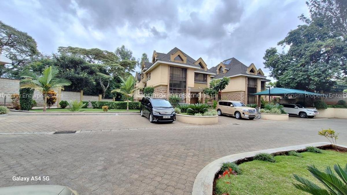 5 Bed Townhouse with En Suite in Lavington - 3