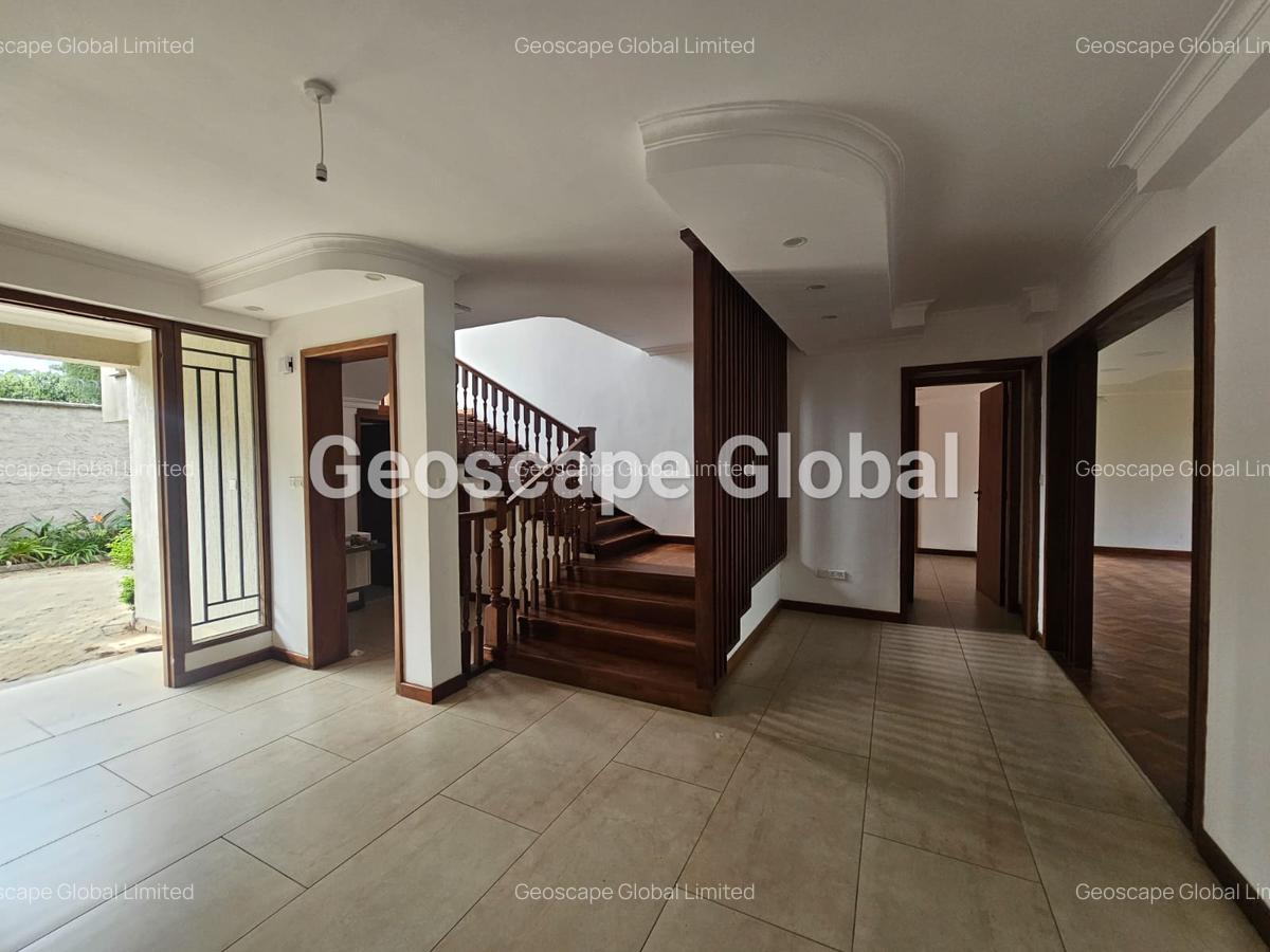 5 Bed House with En Suite in Lavington - 11