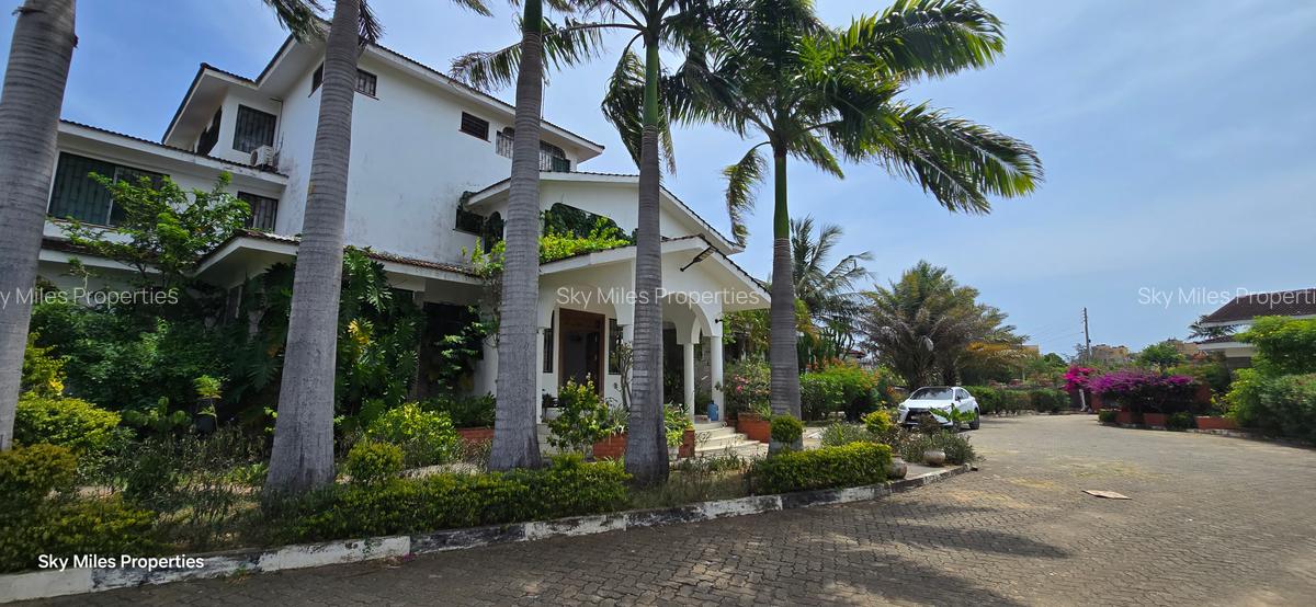 7 Bed Villa with En Suite at Serena Area - 1