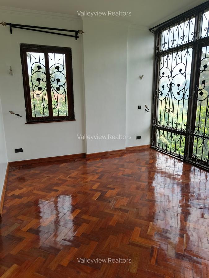 5 Bed Townhouse with En Suite at Lavington - 15