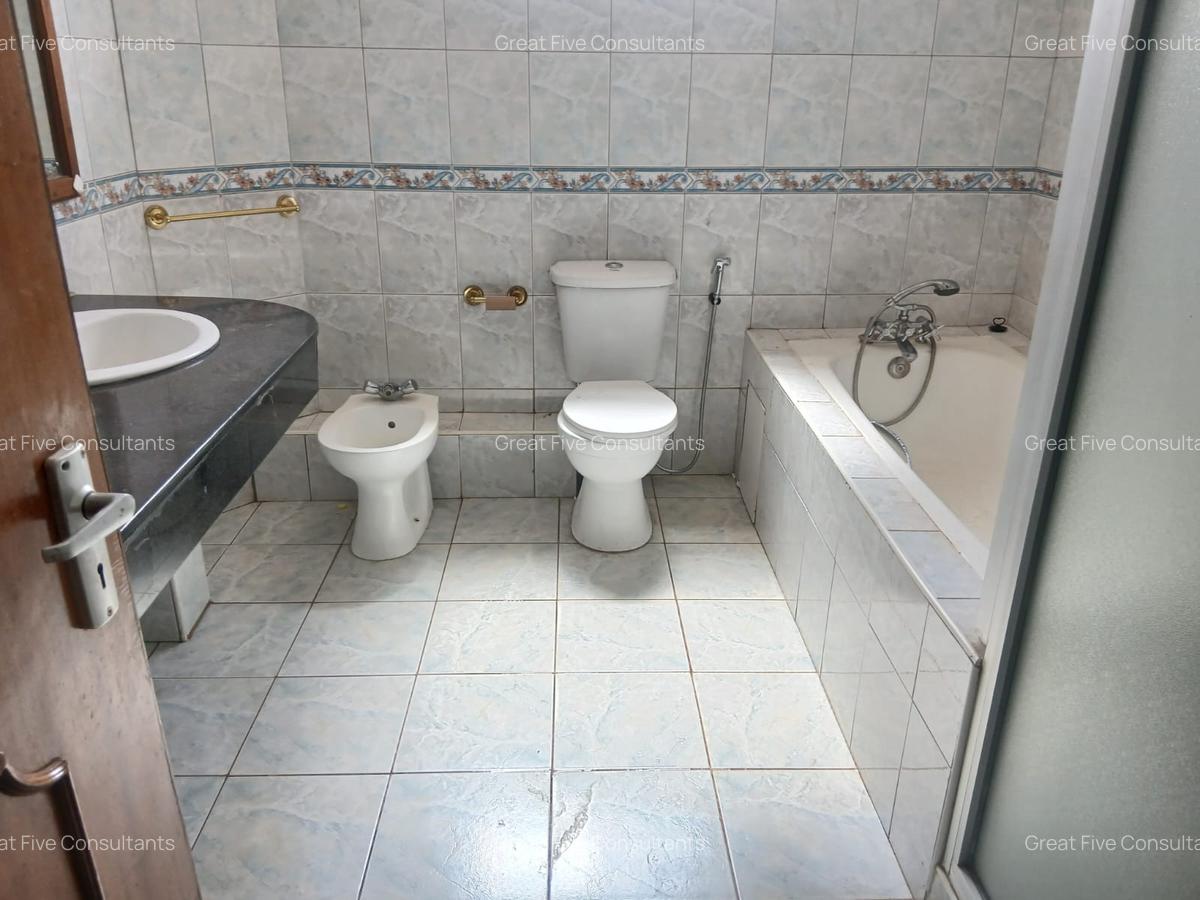 5 Bed Villa with En Suite in Runda - 20