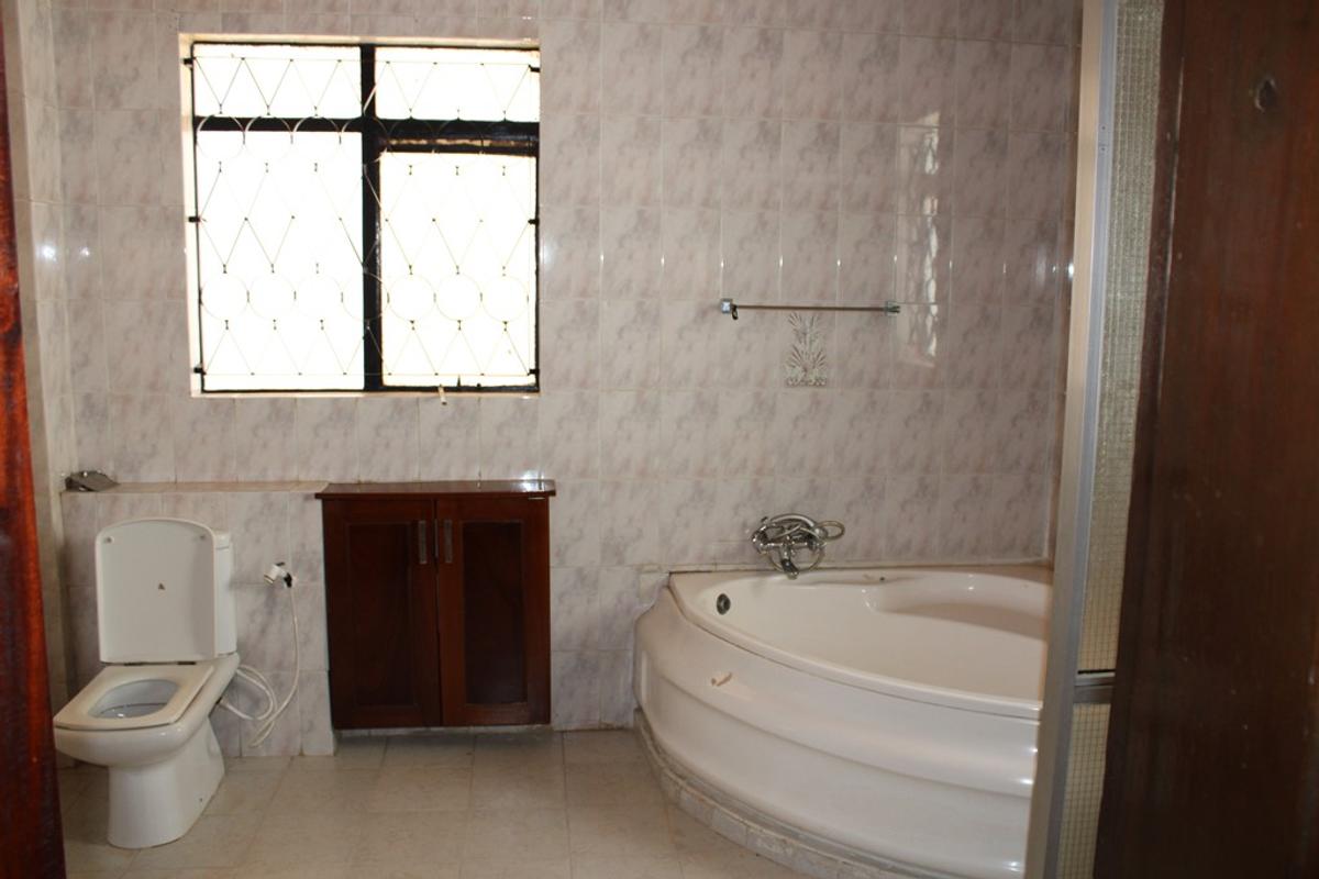 5 Bed Townhouse with En Suite in Brookside - 5