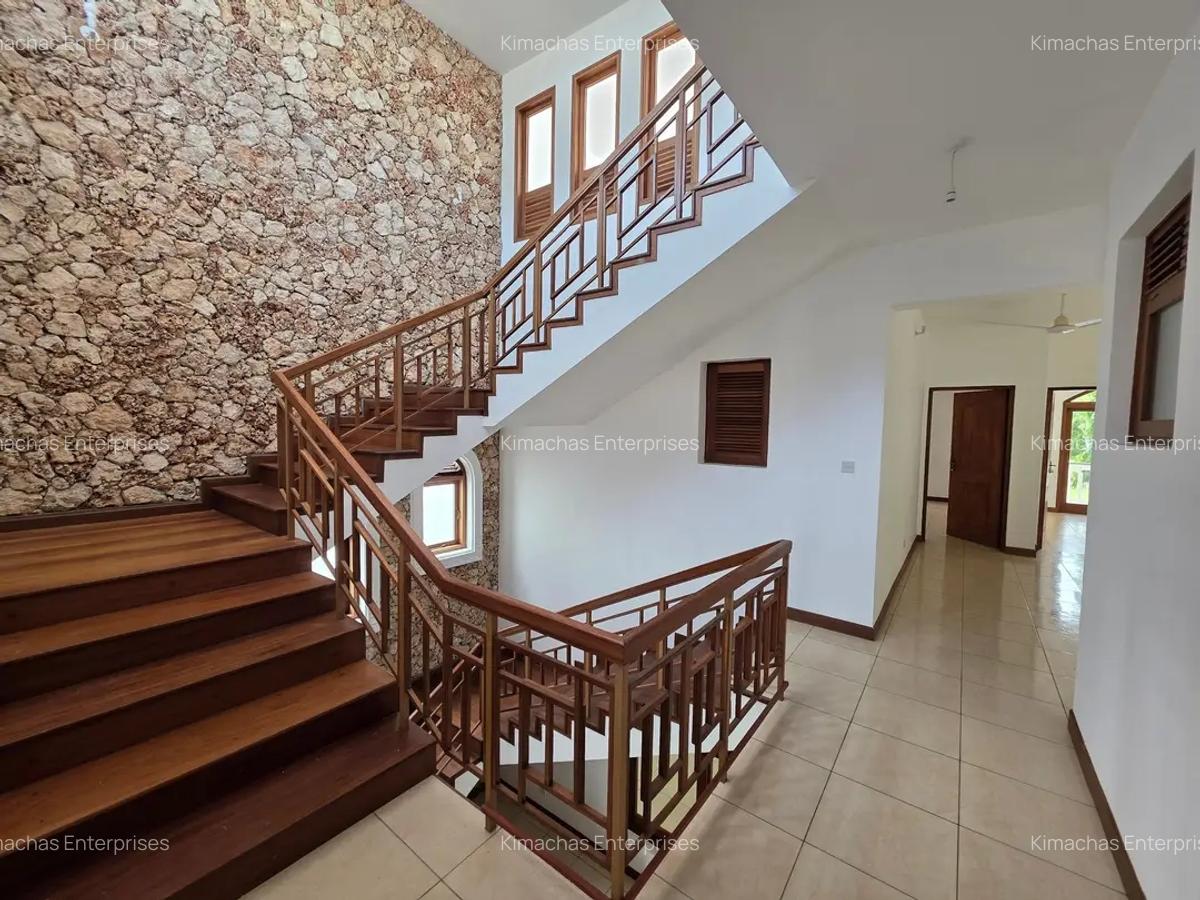 4 Bed Townhouse with En Suite at Green Wood Drive - 18