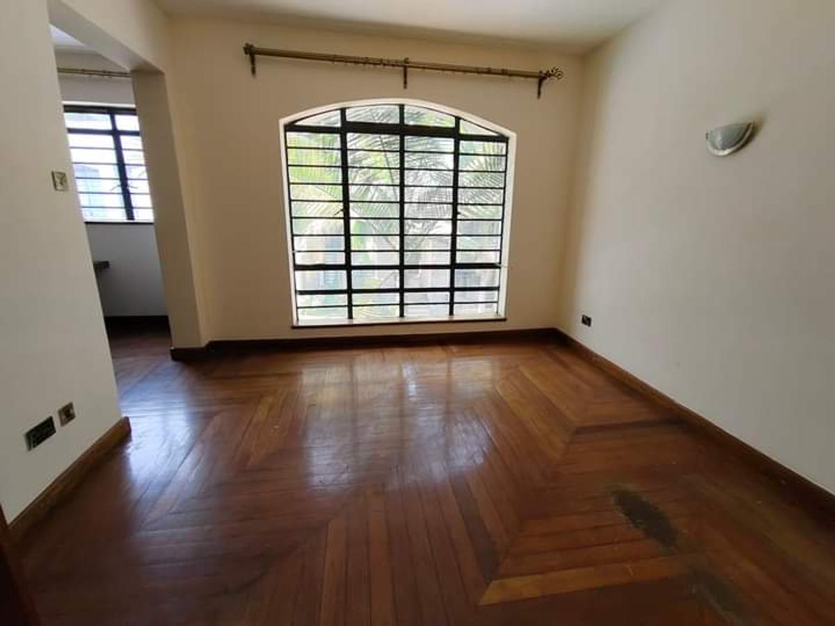 5 Bed Townhouse with En Suite at Lavington - 3