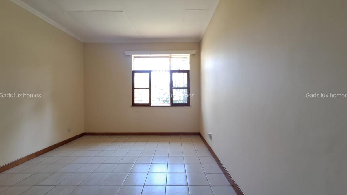 4 Bed Townhouse with En Suite at Spring Valley - 10