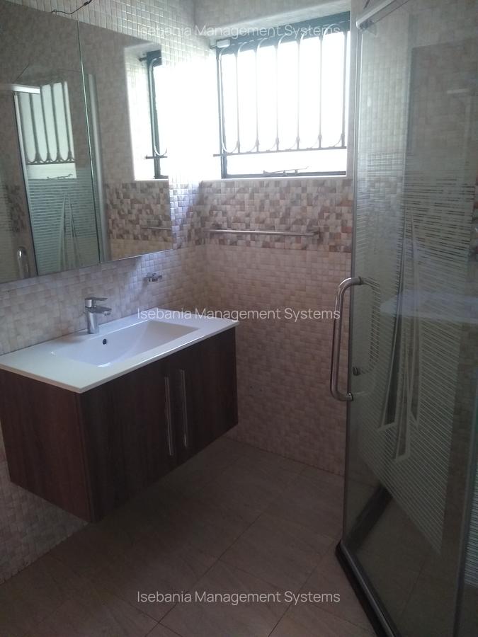 4 Bed House with En Suite at - 9