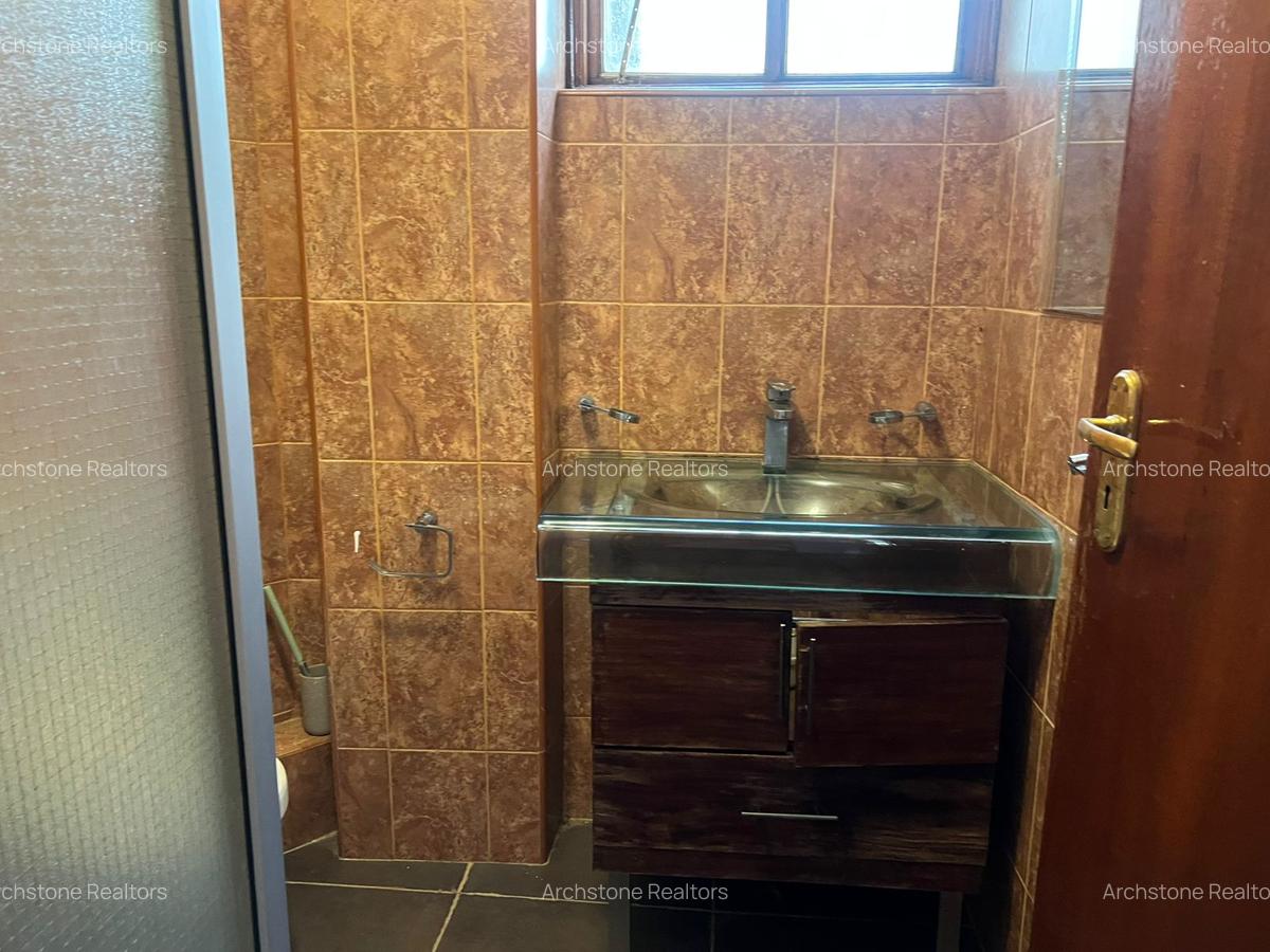 4 Bed House with En Suite in Runda - 16