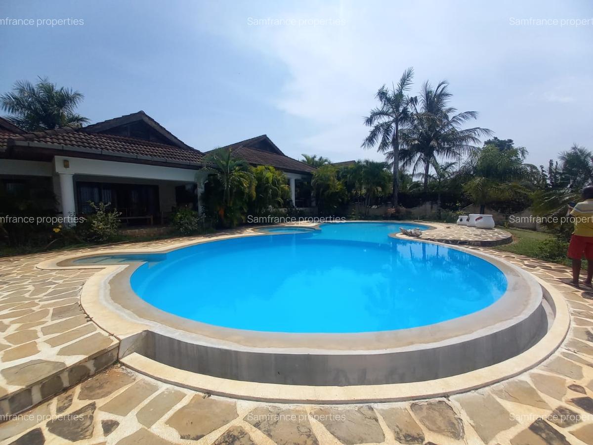 4 Bed Villa with En Suite at Bofa - 3