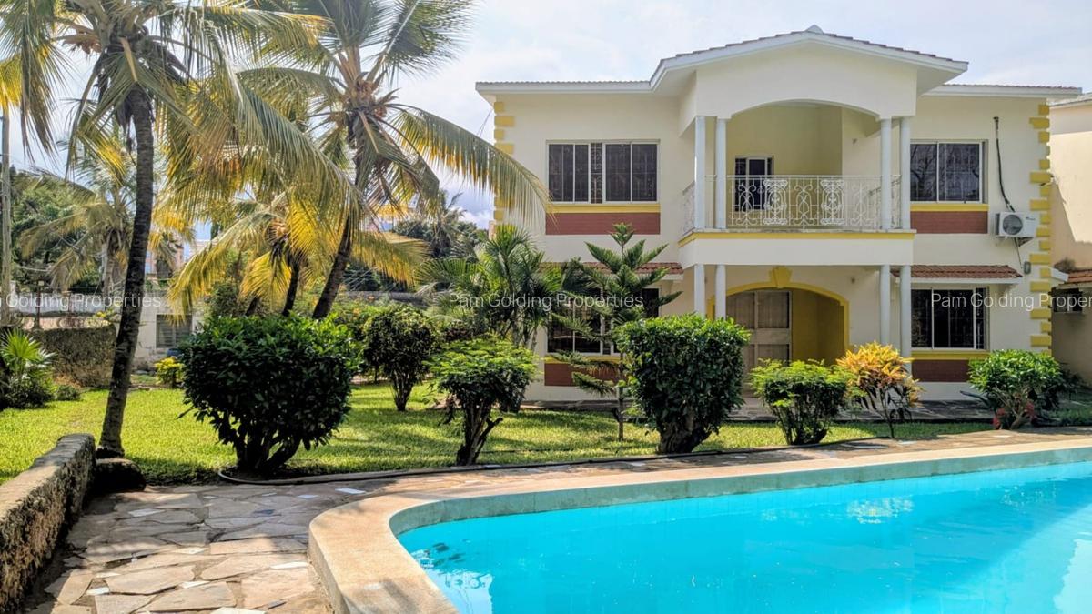 4 Bed House with Swimming Pool at Links Road - 1