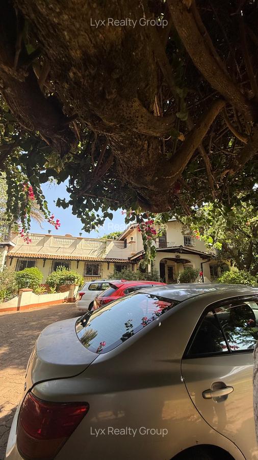 5 Bed Villa with En Suite in Lavington - 1