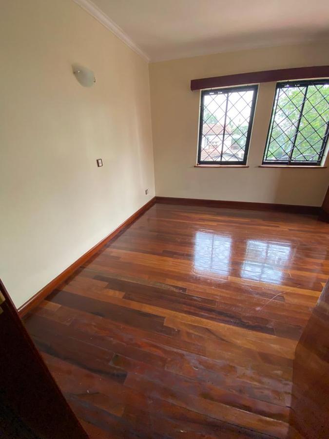 5 Bed Townhouse with En Suite at Lavington - 3