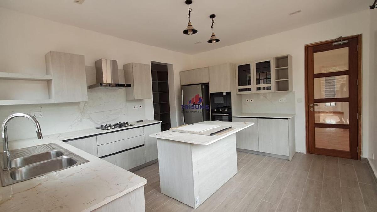 4 Bed House with En Suite in Ridgeways - 4