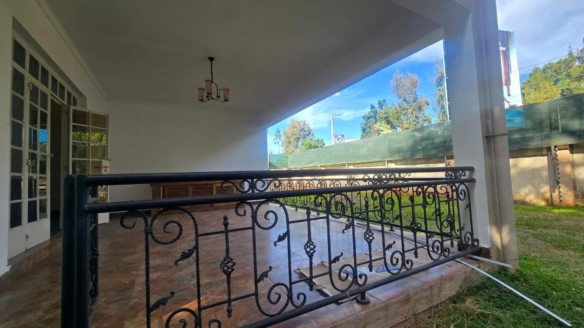 4 Bed House with En Suite in Lavington - 4