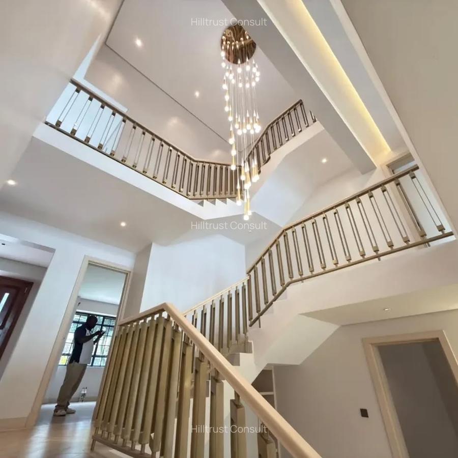 6 Bed Villa with En Suite in Lavington - 1