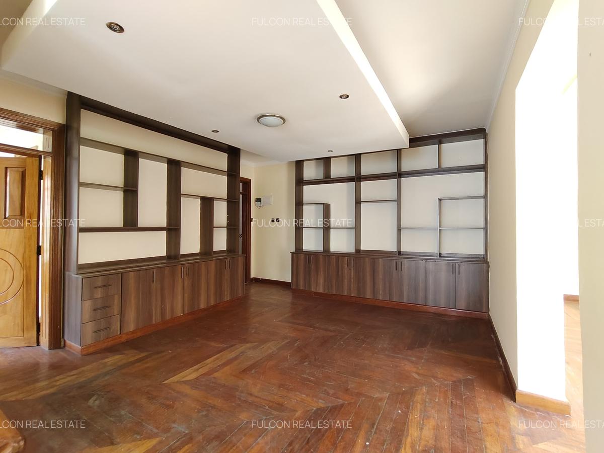 5 Bed Villa with En Suite in Lavington - 1