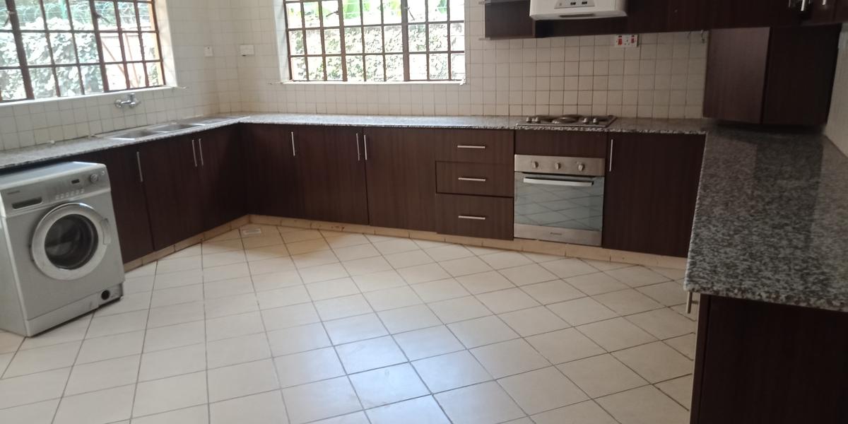 5 Bed Townhouse with En Suite in Lavington - 4