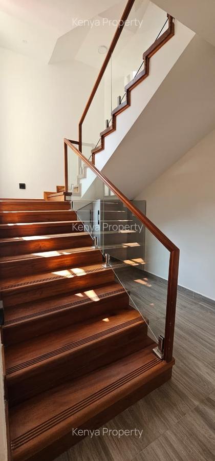 5 Bed Villa with En Suite in Lavington - 1