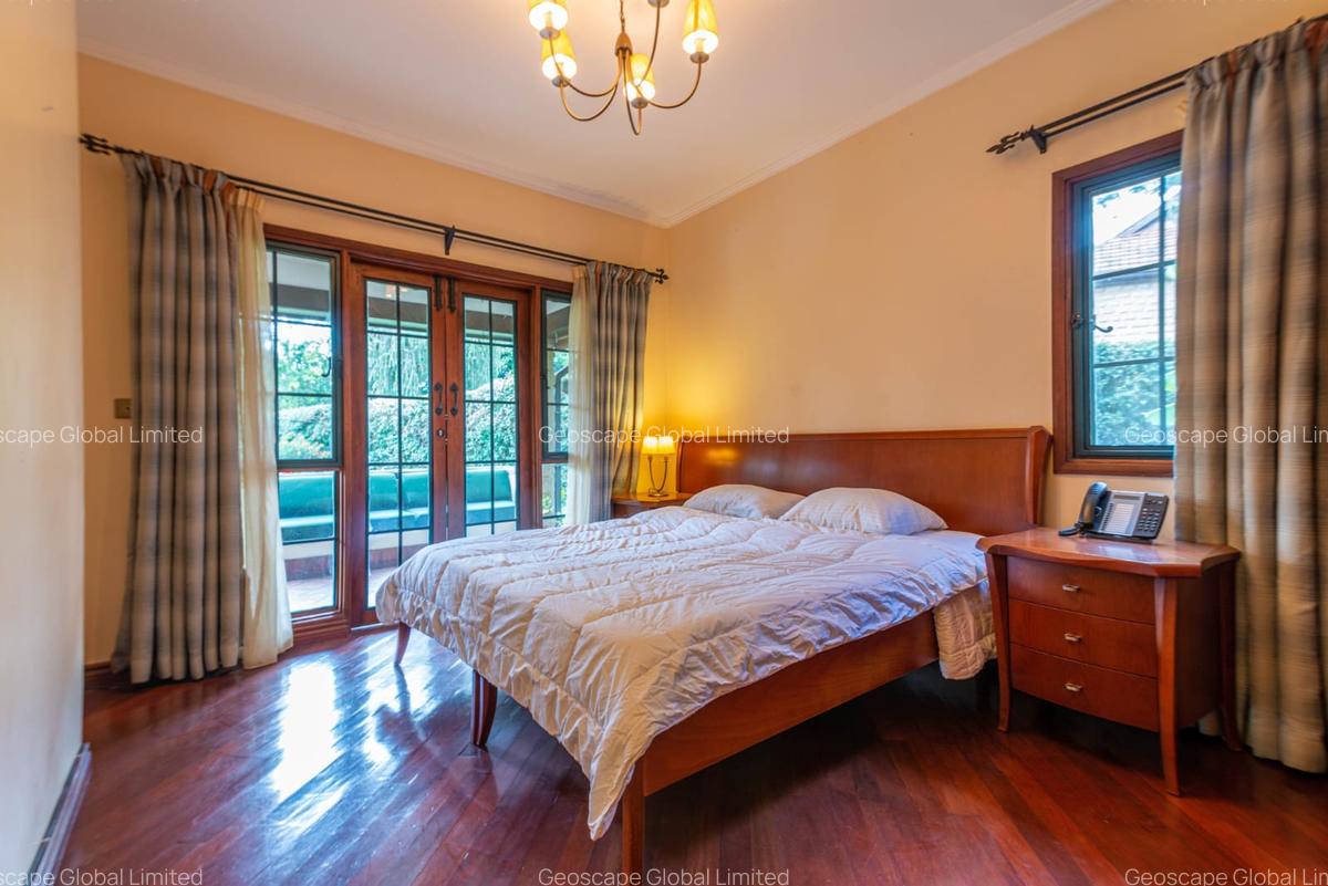 4 Bed House with En Suite in Ridgeways - 6