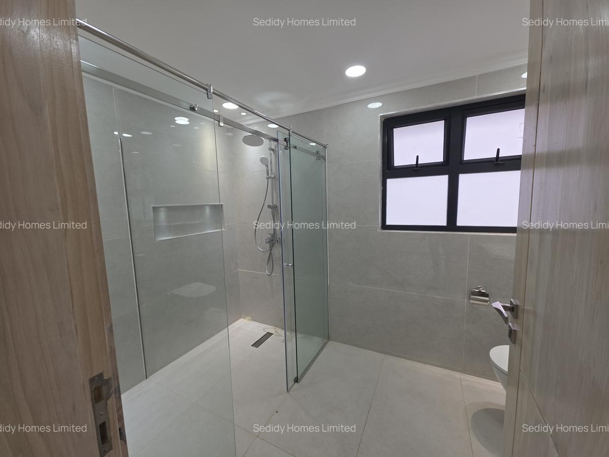 6 Bed Villa with En Suite in Runda - 9