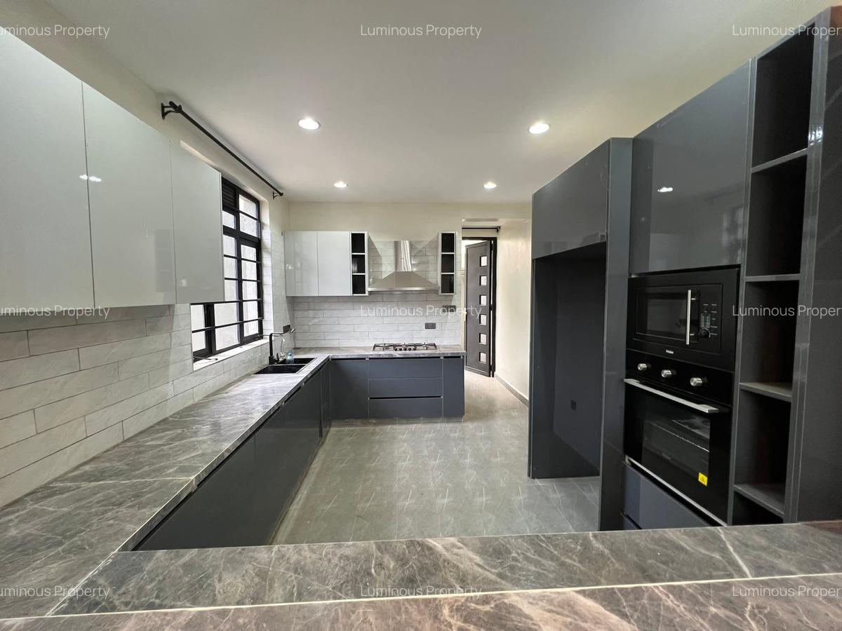 4 Bed House with En Suite at Membley - 6