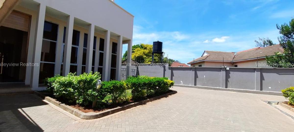 5 Bed Townhouse with En Suite at Lavington - 5