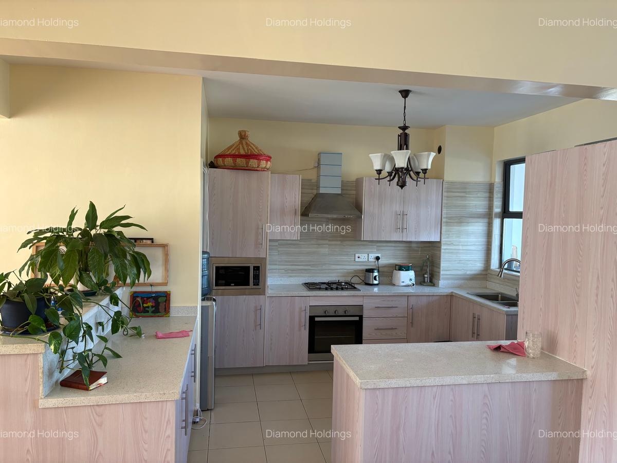 3 Bed Apartment with En Suite in Brookside - 1