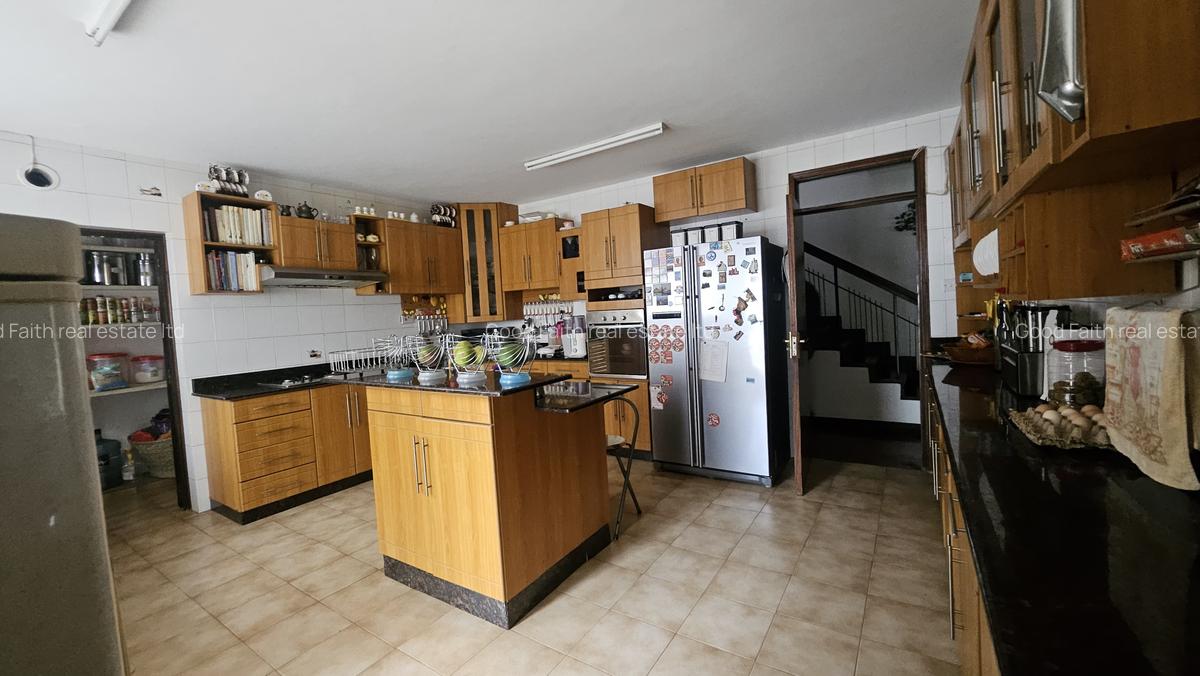 5 Bed House with En Suite in Runda - 4