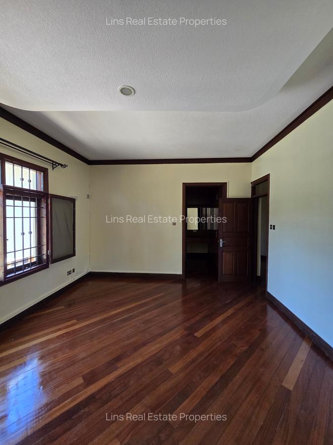 4 Bed House with En Suite in Hill View - 8