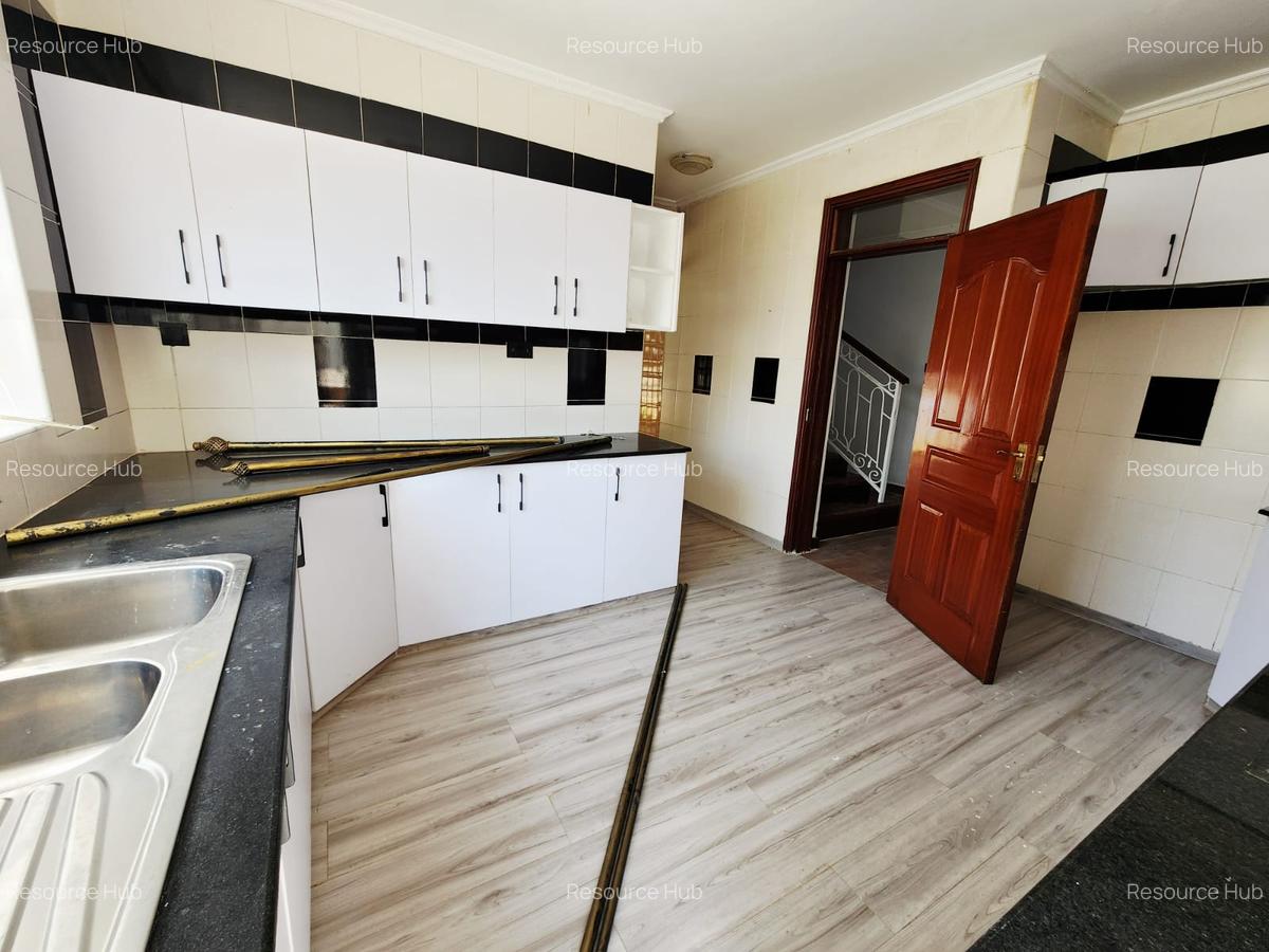 4 Bed Townhouse with En Suite at Lavington - 6
