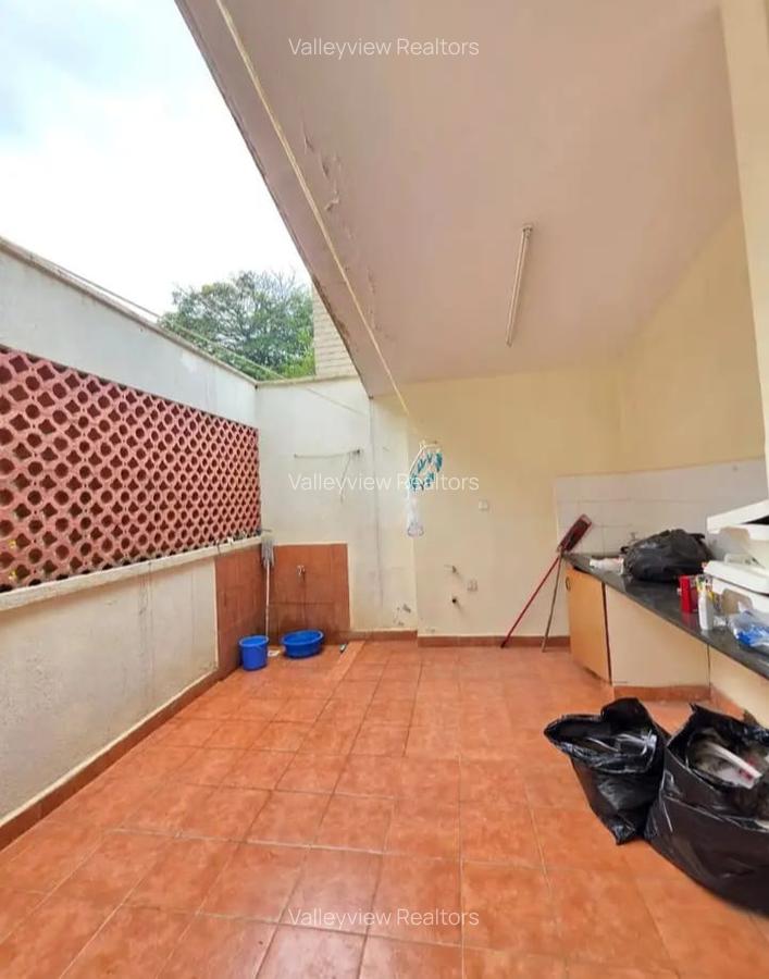 5 Bed Townhouse with En Suite at Lavington - 14