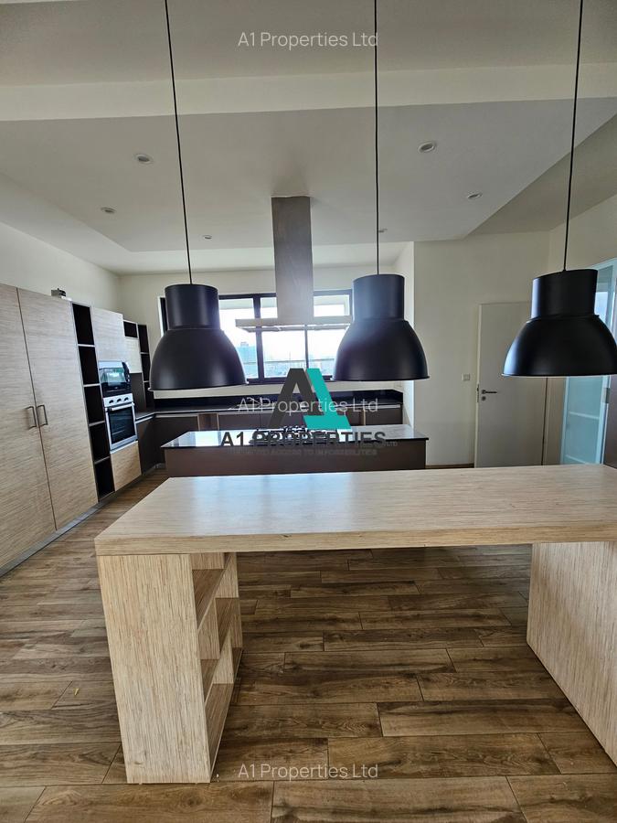 4 Bed Apartment with En Suite in Riverside - 5