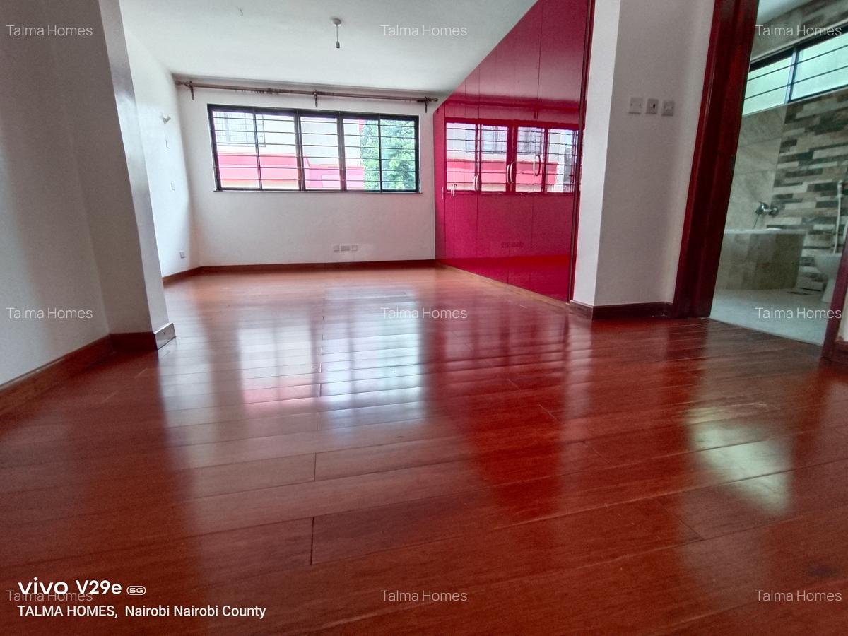 5 Bed Townhouse with En Suite at Lavington - 15