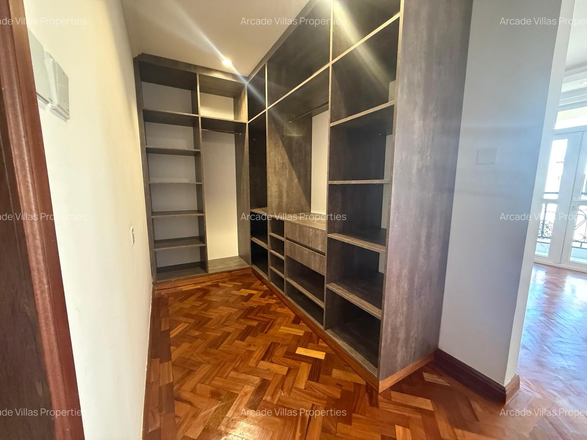 5 Bed Townhouse with En Suite in Lavington - 12