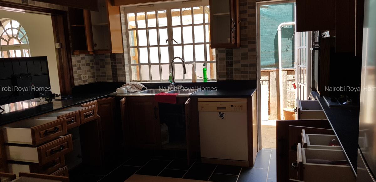 5 Bed Townhouse with En Suite at Gichugu Road - 8
