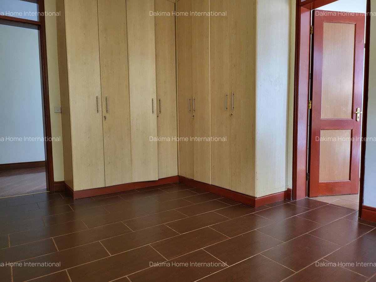 4 Bed House with En Suite in Runda - 10