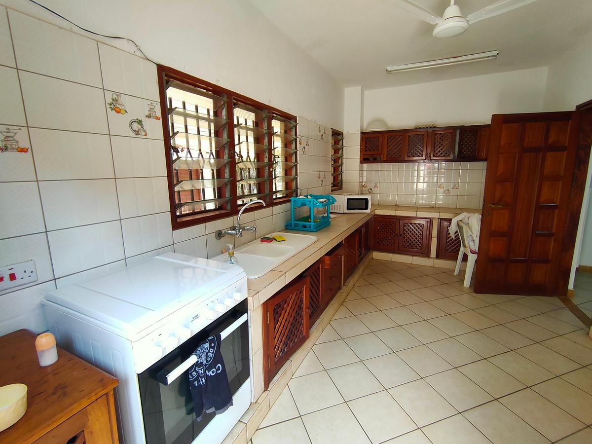 4 Bed House with Swimming Pool in Malindi - 5