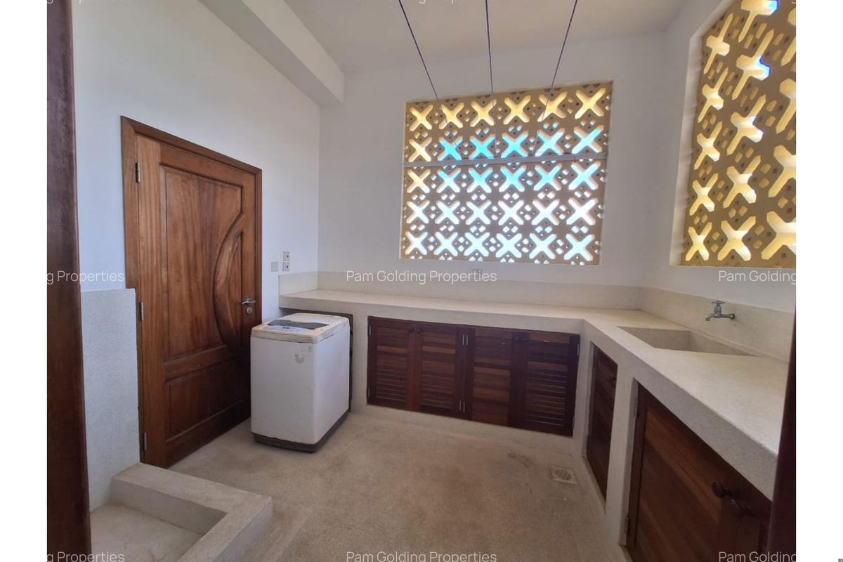 3 Bed Apartment with En Suite in Nyali Area - 12