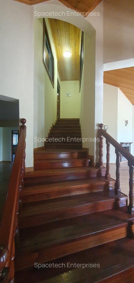 5 Bed House with En Suite in Runda - 14