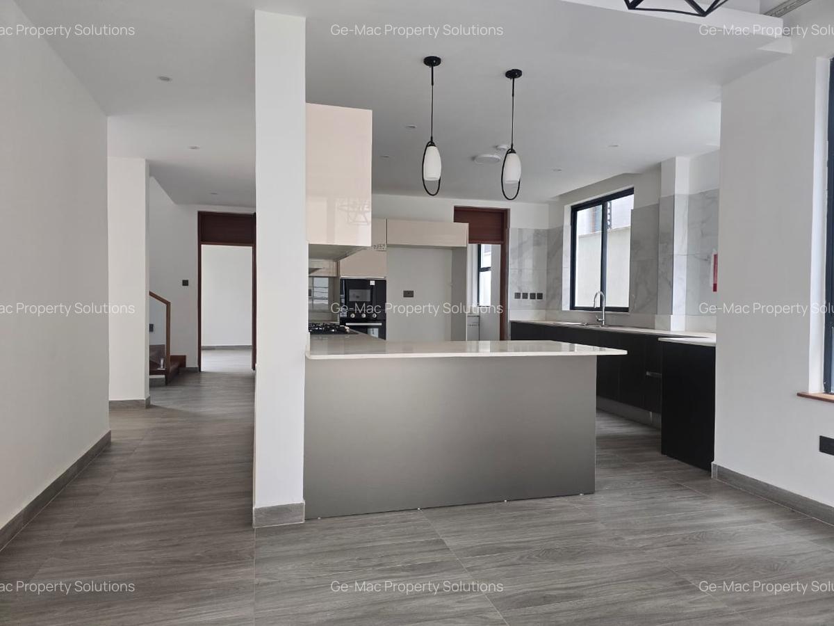 5 Bed House with En Suite in Lavington - 12