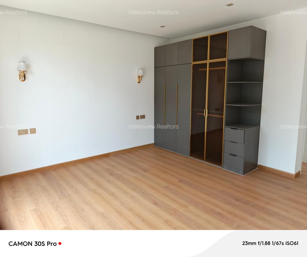 5 Bed Townhouse with En Suite at Lavington - 10