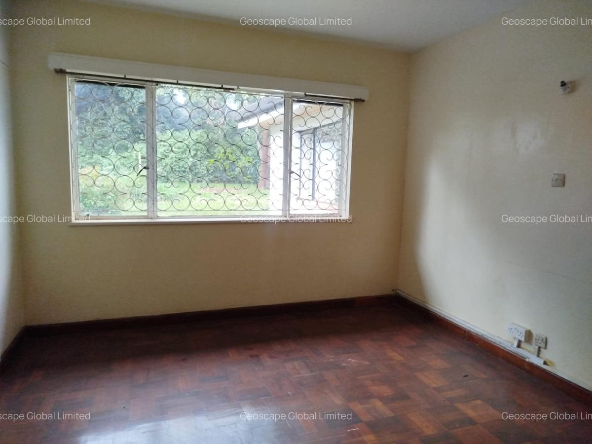 7 Bed House with En Suite in Lavington - 4