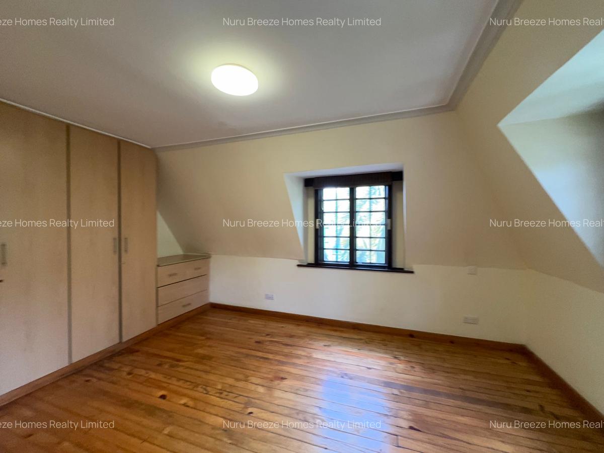 5 Bed House with En Suite in Runda - 11
