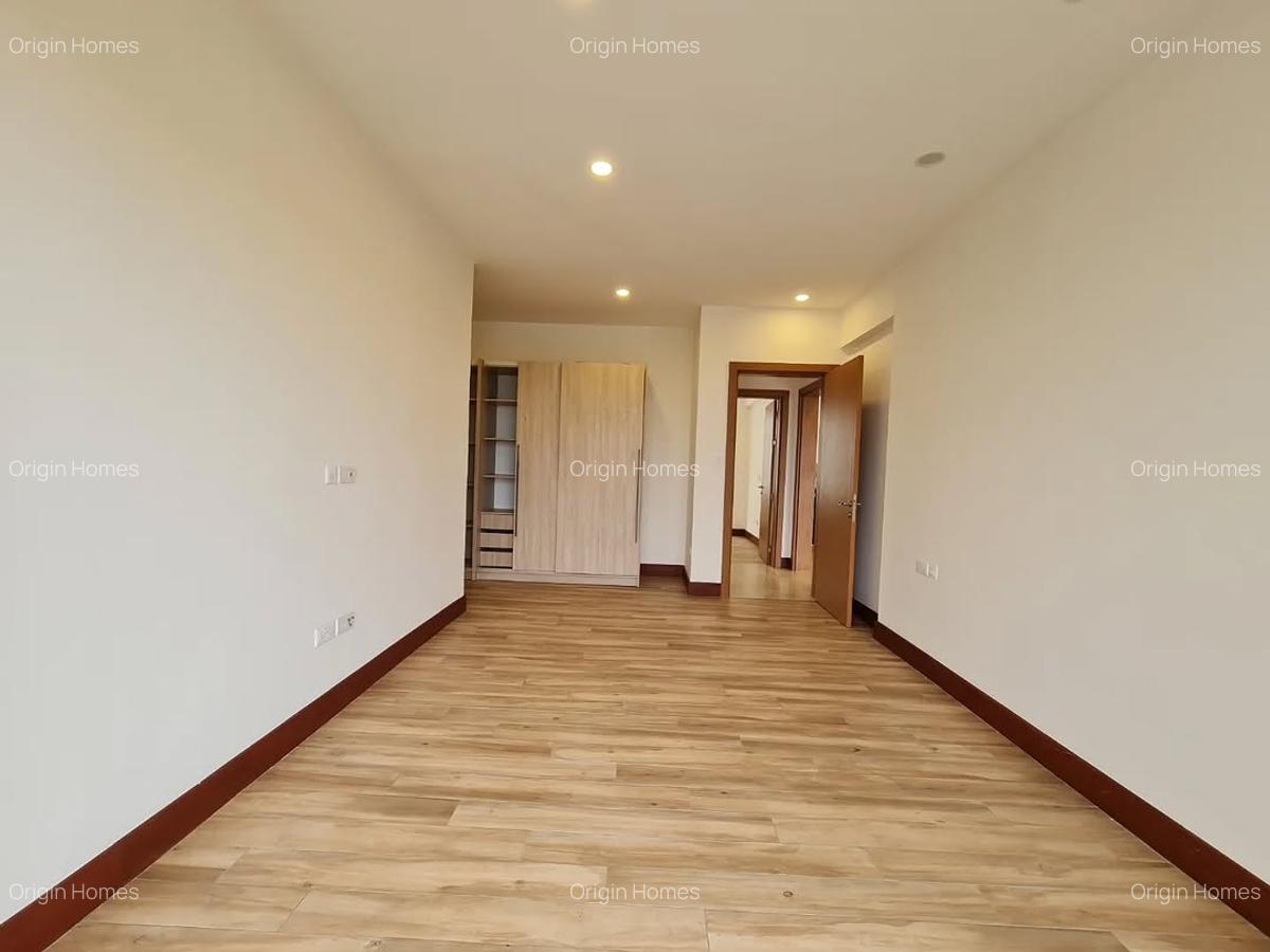 3 Bed Apartment with En Suite at Parklands - 6